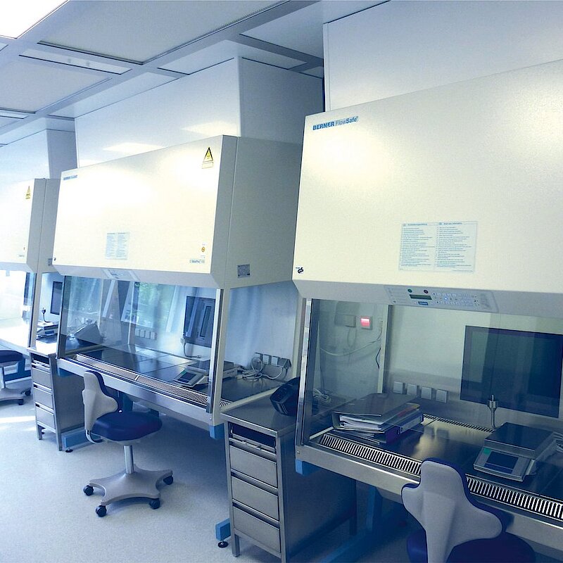 Salle blanche pour laboratoire de préparations cytostatiques, pharmacie, GMP A dans B
