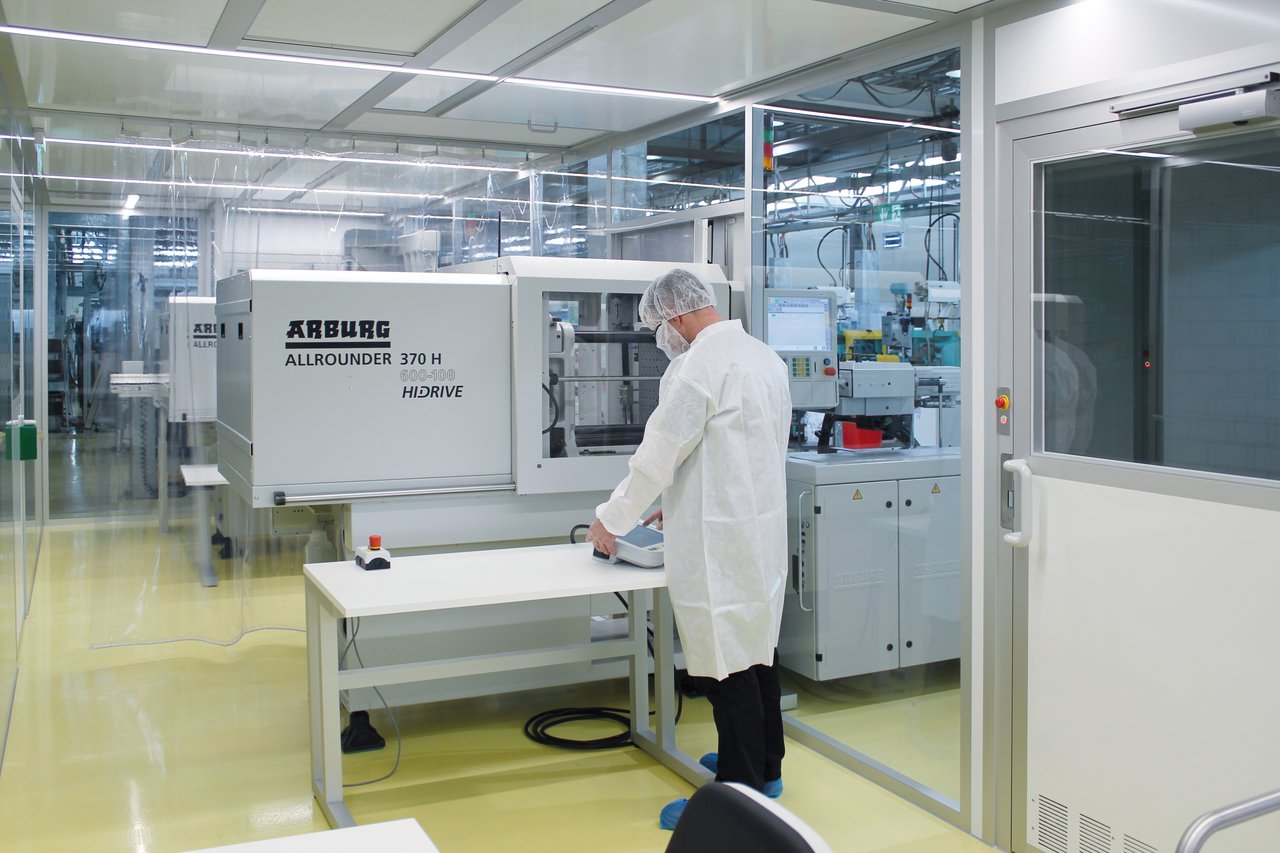 Cleanroom for micro injection moulding of medical technology, GMP C