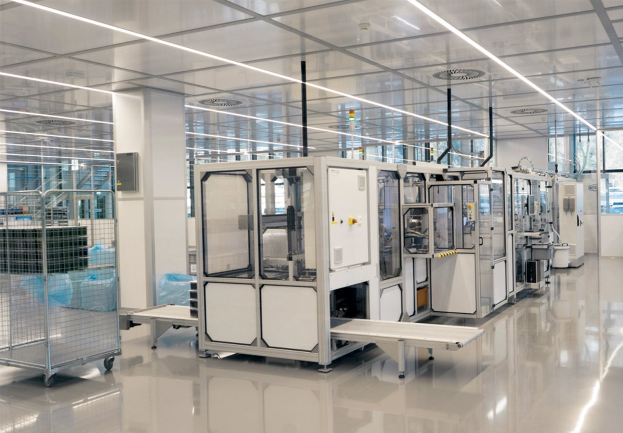Außenansicht des CleanMediCell Reinraums, optimiert für Kunststoffverarbeitung in der Medizintechnik.