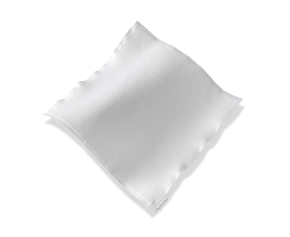 Highly absorbent polyester wipe