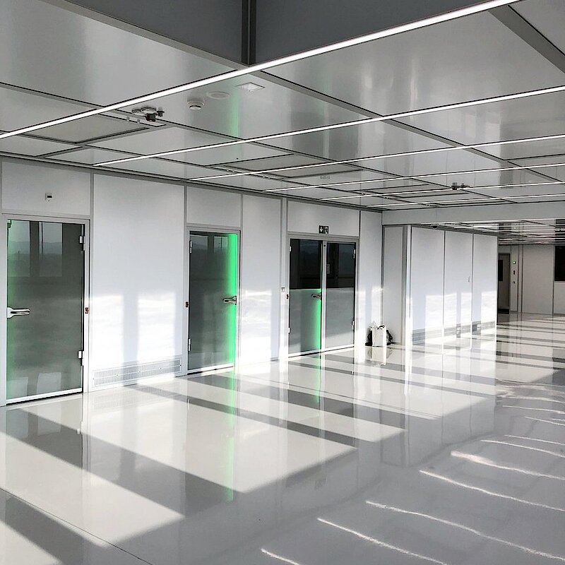 Spezialisierte CleanMediCell Einheit mit beleuchteter Doppeltür zur Materialschleuse.