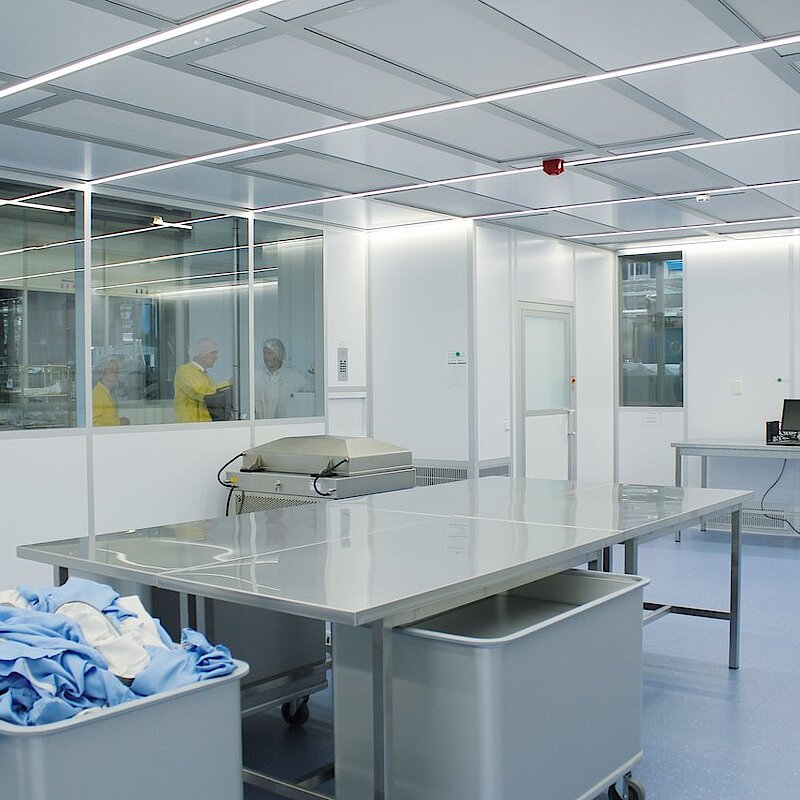 Cleanroom for cleaning cleanroom clothing, ISO 5