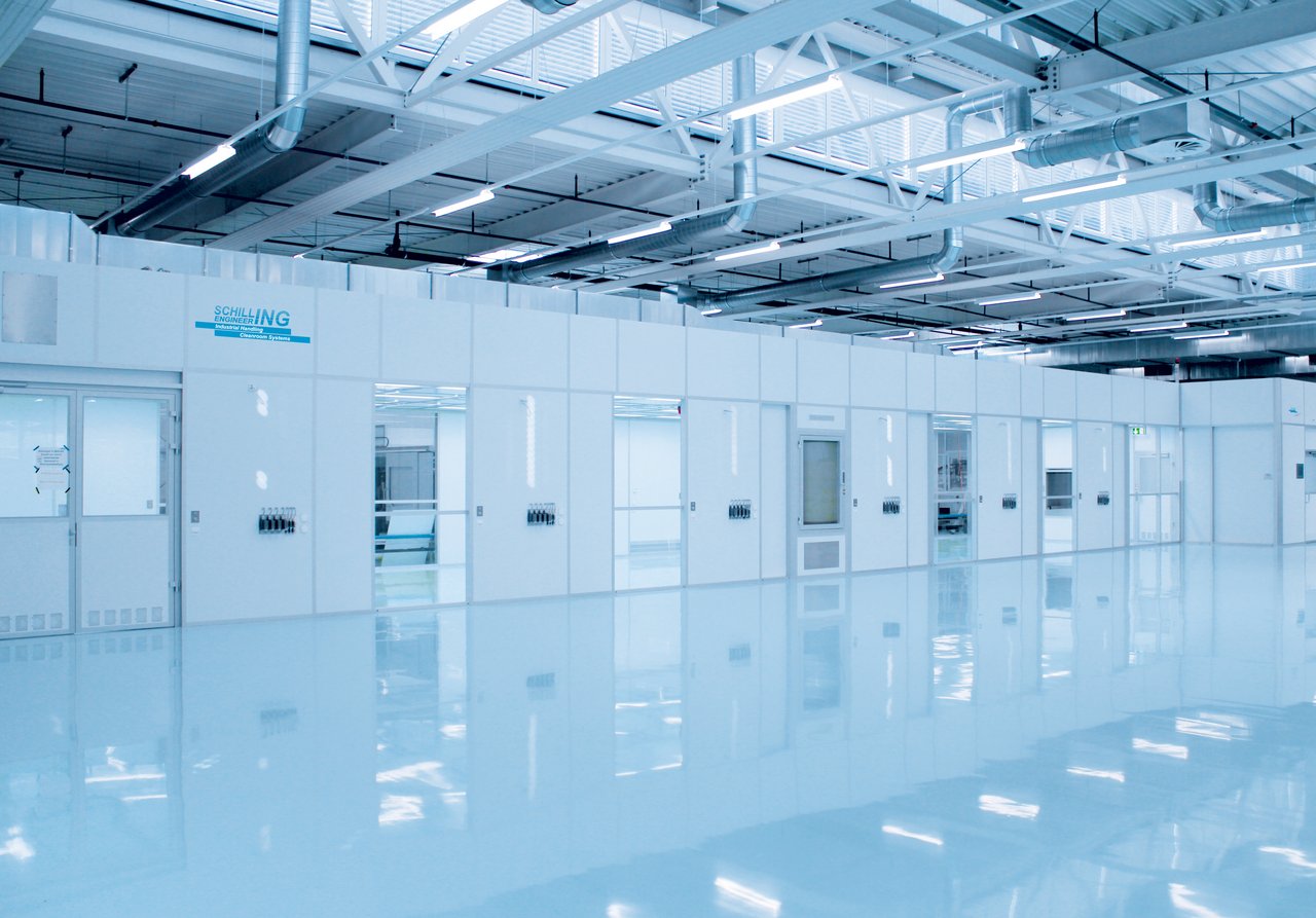 Cleanroom for medical components in injection moulding machine production, ISO 7